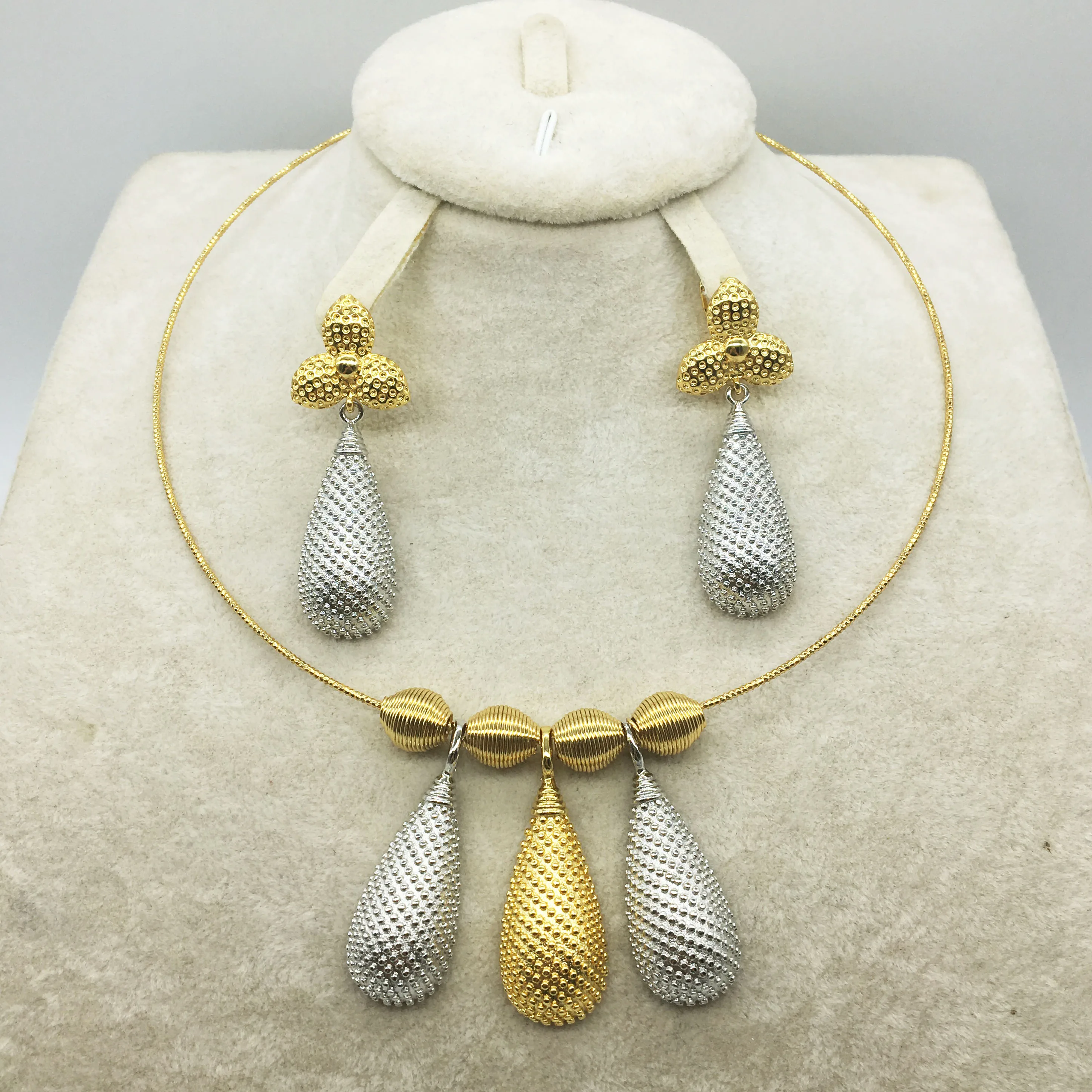 HOT Fashion wedding Dubai Africa Nigeria African Jewelry set gold-color necklace Earrings romantic woman Bridal Jewelry Sets
HOT Fashion wedding Dubai Africa Nigeria African Jewelry set gold-color necklace Earrings romantic woman Bridal Jewelry Sets