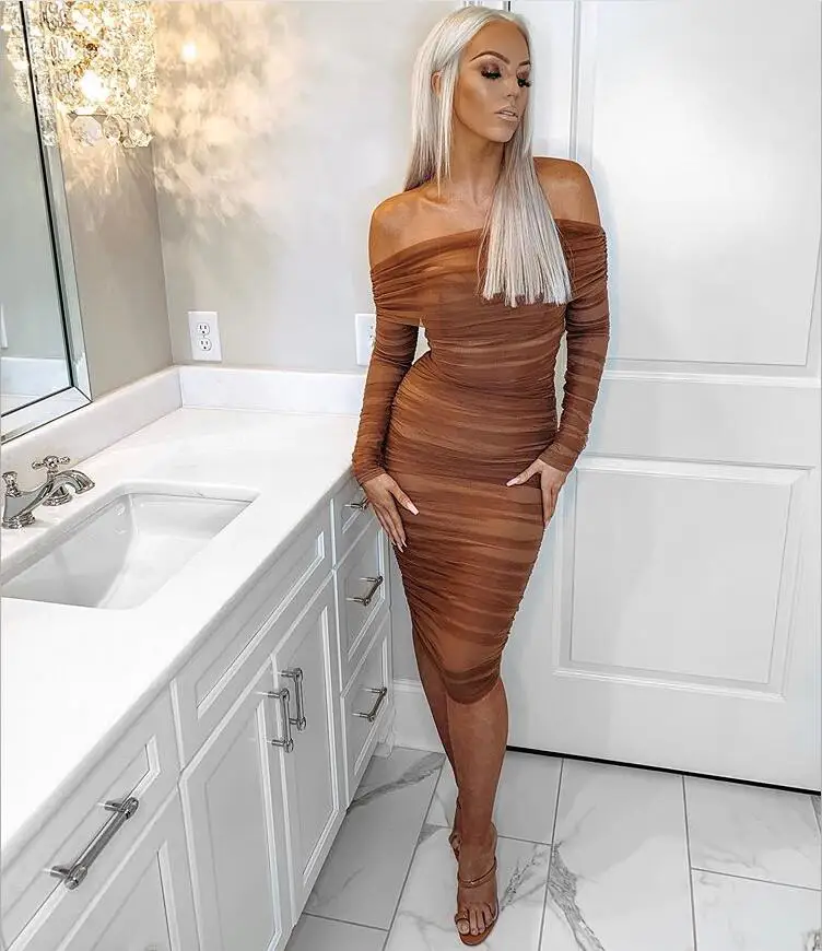 Осеннее женское платье с открытыми плечами и рюшами
Осеннее женское платье с открытыми плечами и рюшами