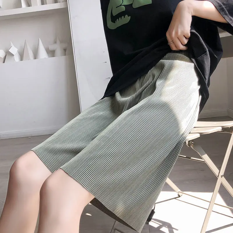Summer thin Korean loose straight large pit sports shorts women's middle pants high waist casual pants fashion
Summer thin Korean loose straight large pit sports shorts women's middle pants high waist casual pants fashion