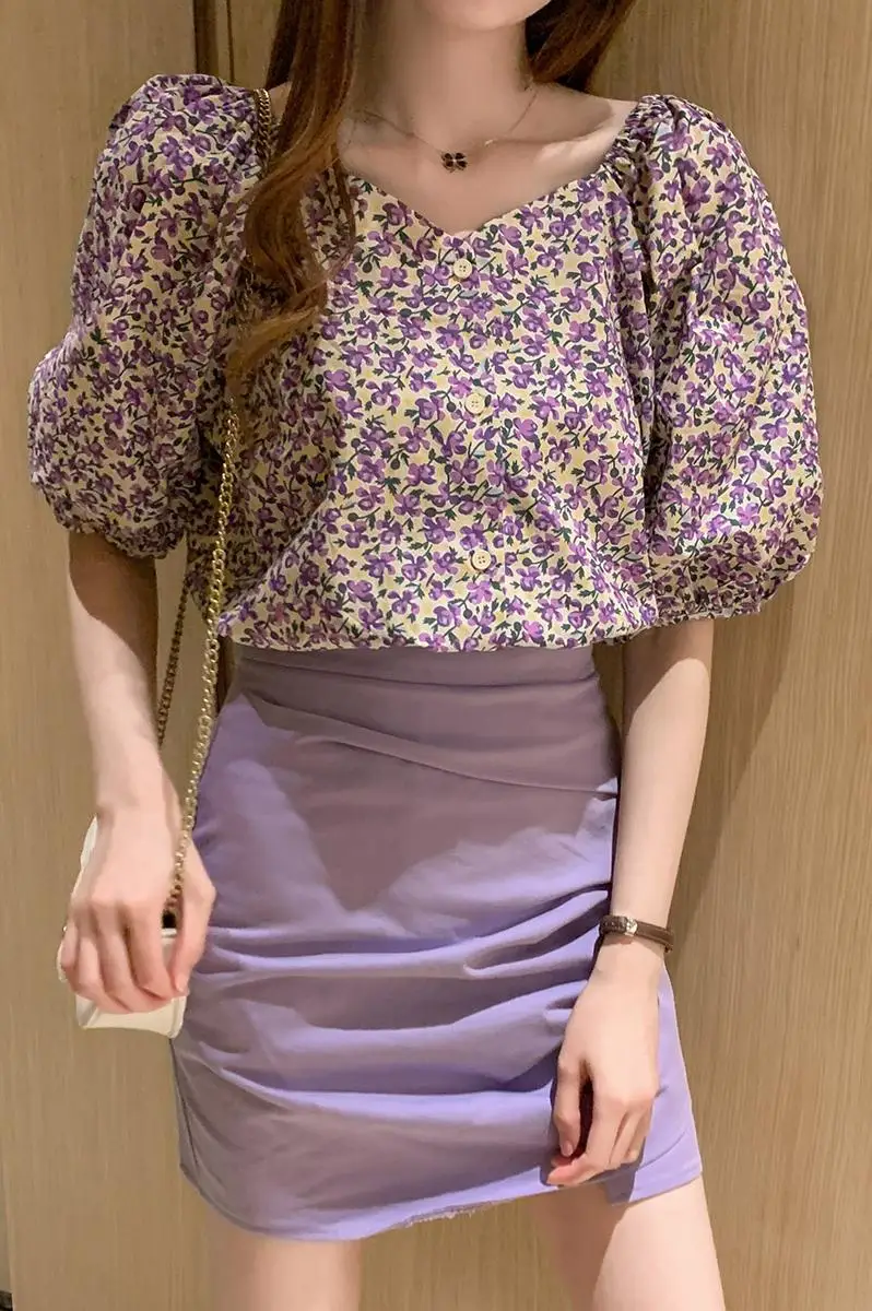 2021 summer new Korean version of the all-match shirt lantern sleeve printing one-way collar floral short top women
2021 summer new Korean version of the all-match shirt lantern sleeve printing one-way collar floral short top women