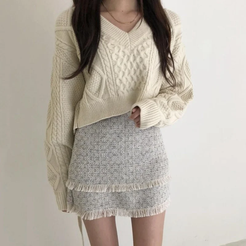 Autumn and winter 2019 vintage style women's European and American style sweater, back lace up knitted sweater
Autumn and winter 2019 vintage style women's European and American style sweater, back lace up knitted sweater