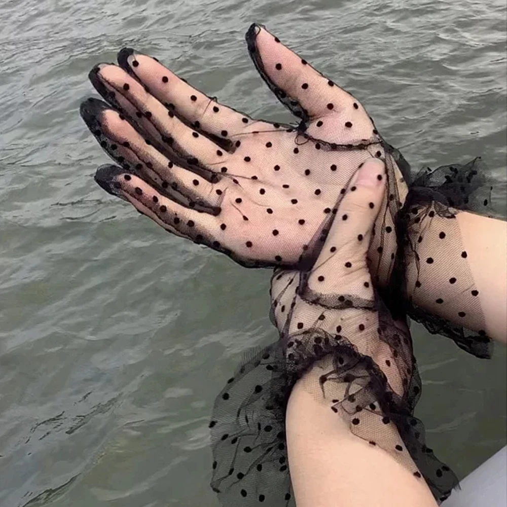 Women Black Silk Short Gloves Lace Mesh Gauze Ultra Thin Vintage Elegant Women Opera Gloves Sexy Transparent Party Glove
Women Black Silk Short Gloves Lace Mesh Gauze Ultra Thin Vintage Elegant Women Opera Gloves Sexy Transparent Party Glove