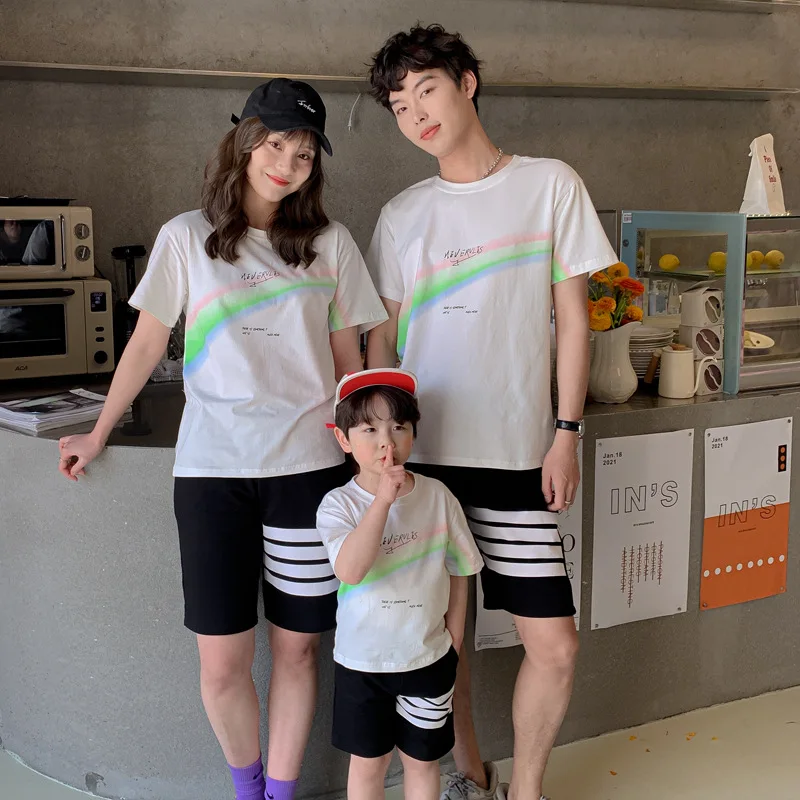 Family Matching Outfits T-shirts 2021 Summer New Korean Rainbow Striped T Shirt for Mother Father and Boys Girls Family Look Tee
Family Matching Outfits T-shirts 2021 Summer New Korean Rainbow Striped T Shirt for Mother Father and Boys Girls Family Look Tee