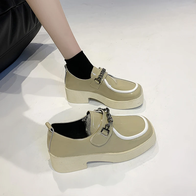 Light Patent Leather Women Pumps 2021 Spring Autumn Metal Chian Decoration Shoes Solid Hook & Loop Chunky Sole Female Shoes
Light Patent Leather Women Pumps 2021 Spring Autumn Metal Chian Decoration Shoes Solid Hook & Loop Chunky Sole Female Shoes