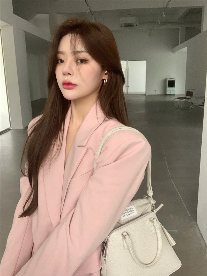 Loose casual Korean version of age-reducing pink suit jacket + thin turtleneck letter bottoming shirt
Loose casual Korean version of age-reducing pink suit jacket + thin turtleneck letter bottoming shirt