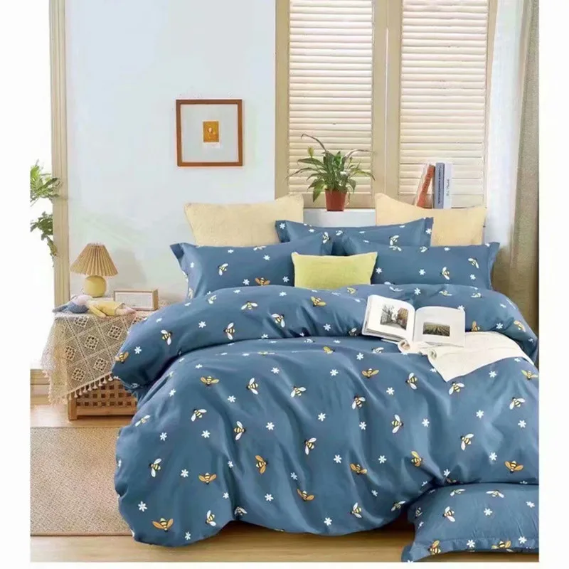 Комплект постельного белья с пододеяльником и двусторонним принтом
Комплект постельного белья с пододеяльником и двусторонним принтом