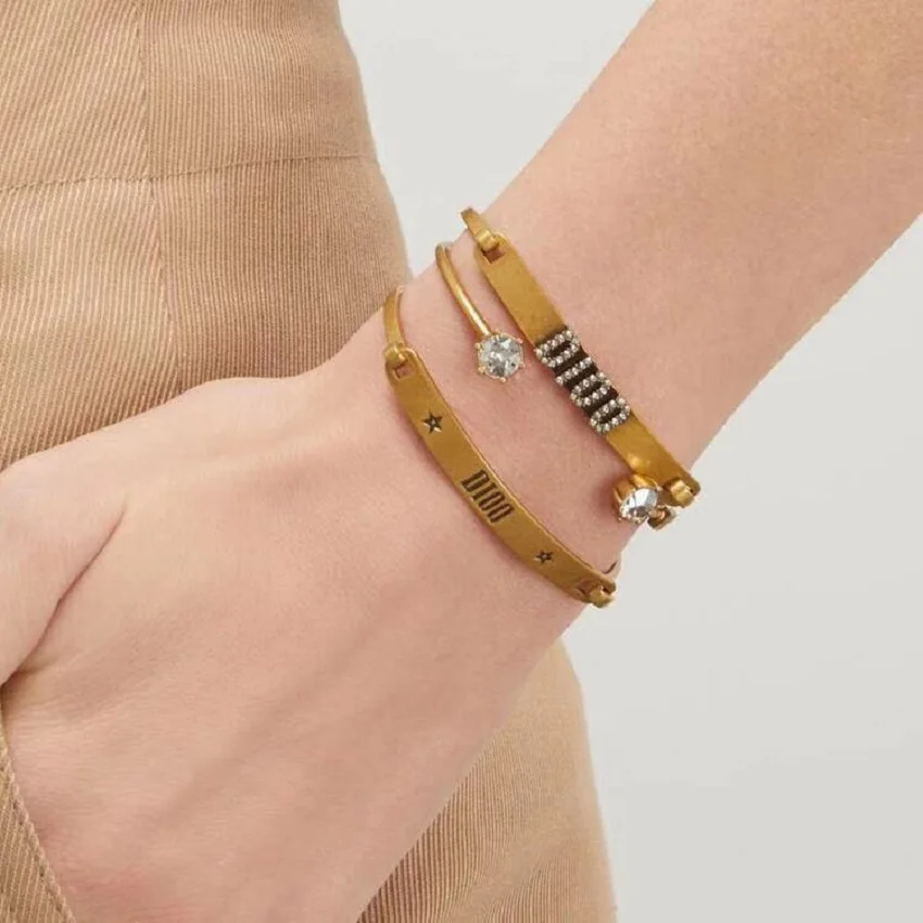 Original popular retro style ladies fashion bracelet jewelry with boxes can be used as gifts for relatives and friends
Original popular retro style ladies fashion bracelet jewelry with boxes can be used as gifts for relatives and friends