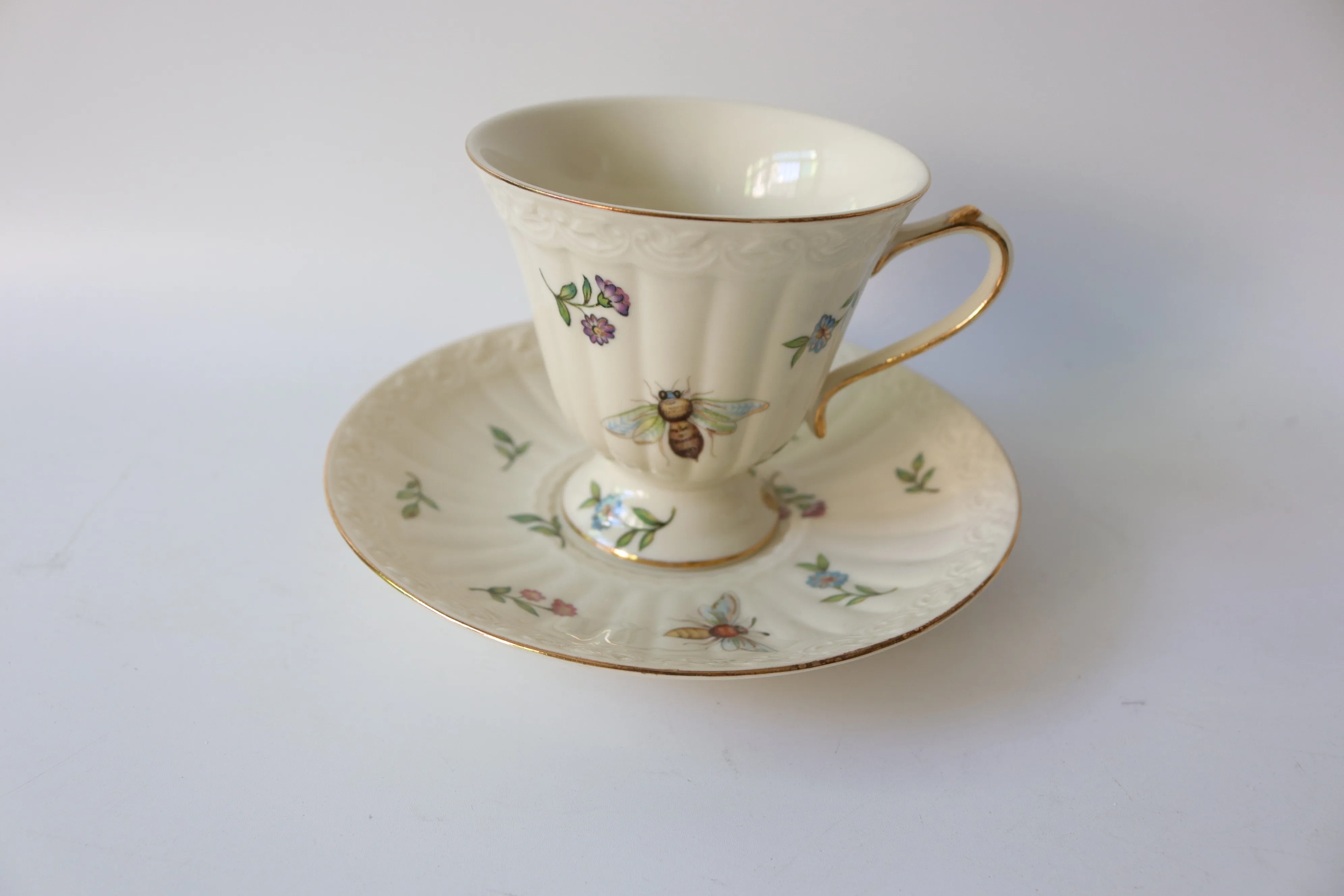 European Butterfly Tea Cups Pastoral Floral with Spoon Reuseable Cute Afternoon Tea Cup and Saucer Cute Caneca Tableware AF50BD
European Butterfly Tea Cups Pastoral Floral with Spoon Reuseable Cute Afternoon Tea Cup and Saucer Cute Caneca Tableware AF50BD