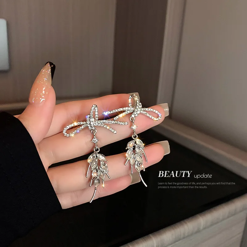 European And American 925 Silver Needle Net Red Temperament Super Flash Wheat Ear Bow With Diamond Tassel Earrings Female
European And American 925 Silver Needle Net Red Temperament Super Flash Wheat Ear Bow With Diamond Tassel Earrings Female