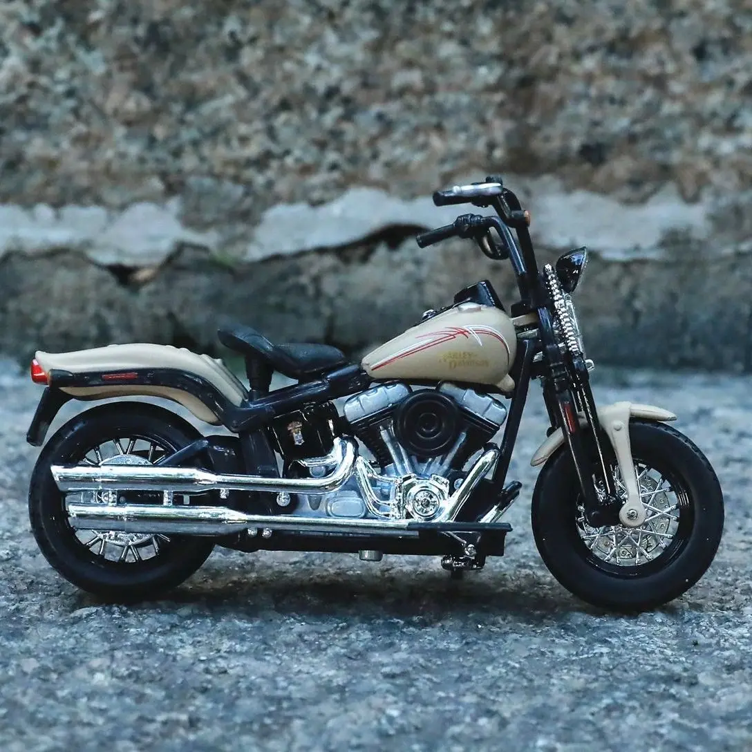 Модель мотоцикла Maisto 1:18 Harley 2008 FLSTSB Cross Bones Motogp, сувенирная игрушка, коллекционная миниатюрная мото литье под давлением
Модель мотоцикла Maisto 1:18 Harley 2008 FLSTSB Cross Bones Motogp, сувенирная игрушка, коллекционная миниатюрная мото литье под давлением