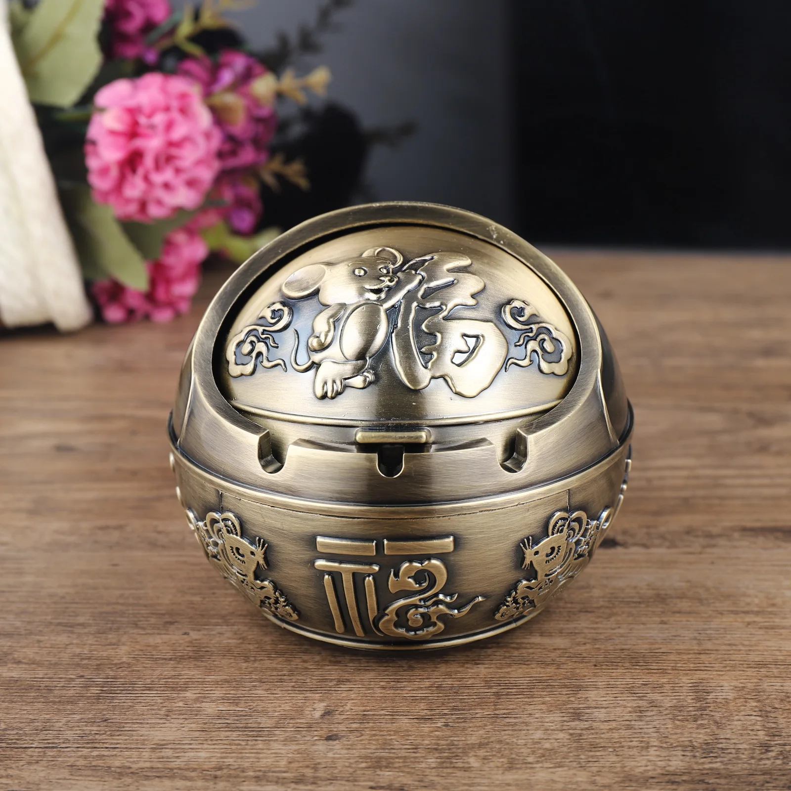 New European Style round Ashtray with Lid Creative Personality Luxury High-End Retro Vehicle-Mounted Home Use Anti-Gray Ashtray
New European Style round Ashtray with Lid Creative Personality Luxury High-End Retro Vehicle-Mounted Home Use Anti-Gray Ashtray