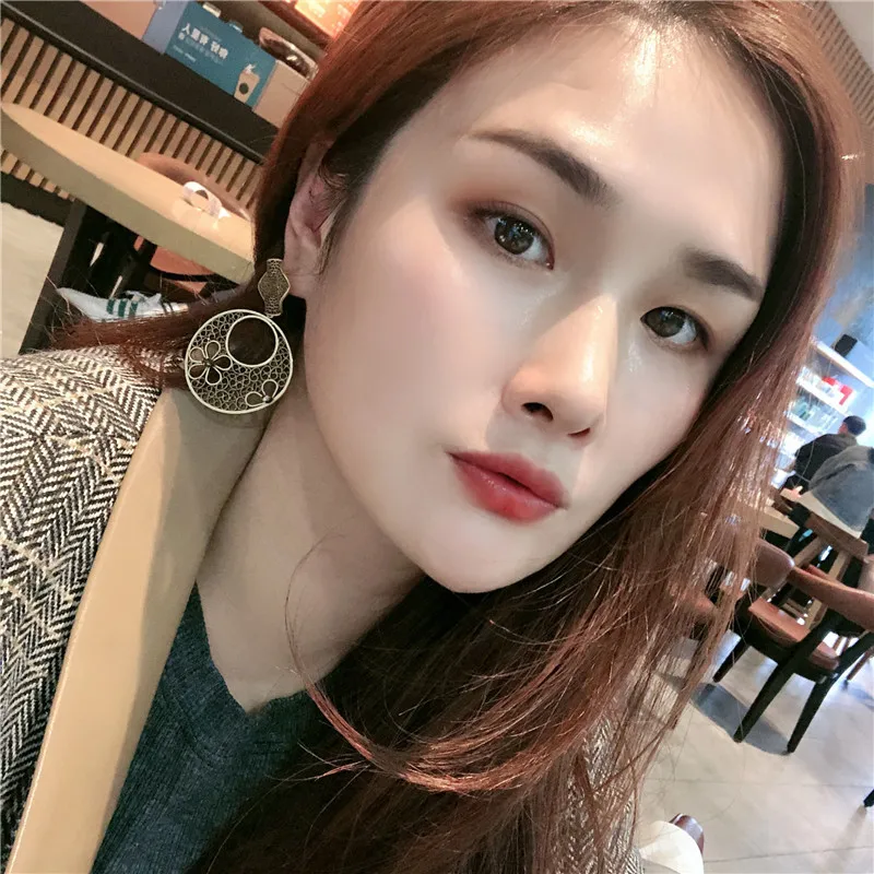 2020 Trend Fashion Jewelry Fashion Sexy Mysterious Old Golden Hollow Flower Round Big Earrings Female Earrings
2020 Trend Fashion Jewelry Fashion Sexy Mysterious Old Golden Hollow Flower Round Big Earrings Female Earrings