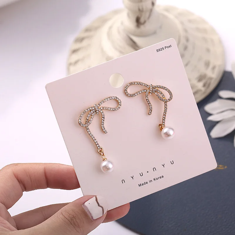 2020 Fashion Korean Rhinestone Bow Knot Stud Earrings for Women Girl Fashion Bowknot Pendant Shining Bow Pearl Jewelry Gift
2020 Fashion Korean Rhinestone Bow Knot Stud Earrings for Women Girl Fashion Bowknot Pendant Shining Bow Pearl Jewelry Gift