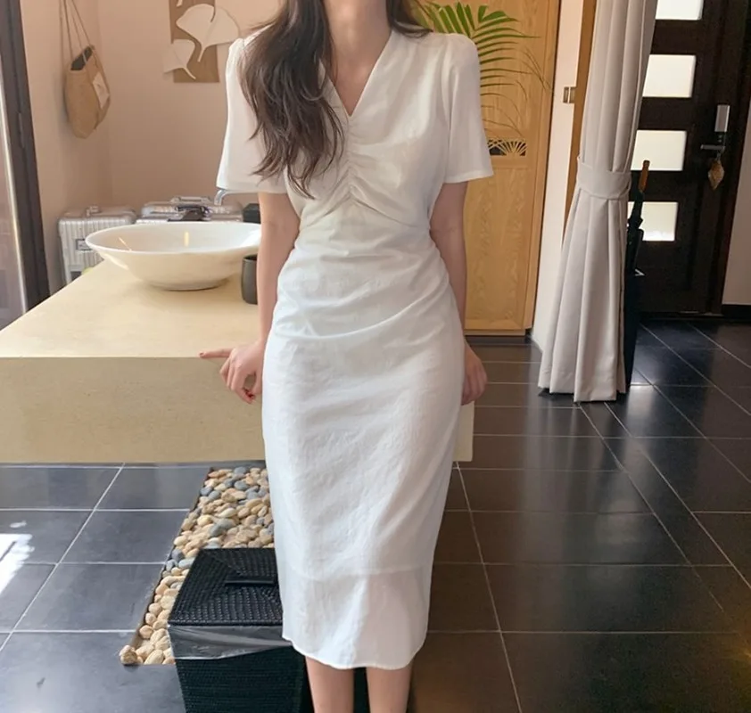 2021 Корейская версия приталенного однотонного плиссированного белого платья с V-образным вырезом
2021 Корейская версия приталенного однотонного плиссированного белого платья с V-образным вырезом