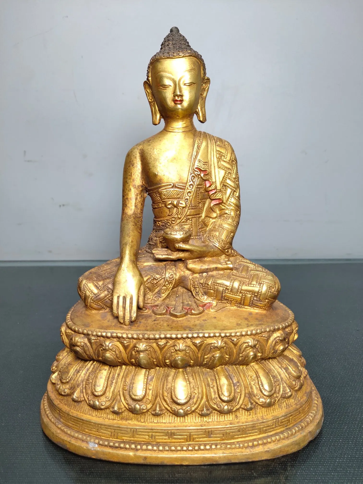 8"Chinese Folk Collection Old Bronze Gilt Shakyamuni Buddha Lotus Terrace Sitting Buddha Ornaments Town House Exorcism
8"Chinese Folk Collection Old Bronze Gilt Shakyamuni Buddha Lotus Terrace Sitting Buddha Ornaments Town House Exorcism