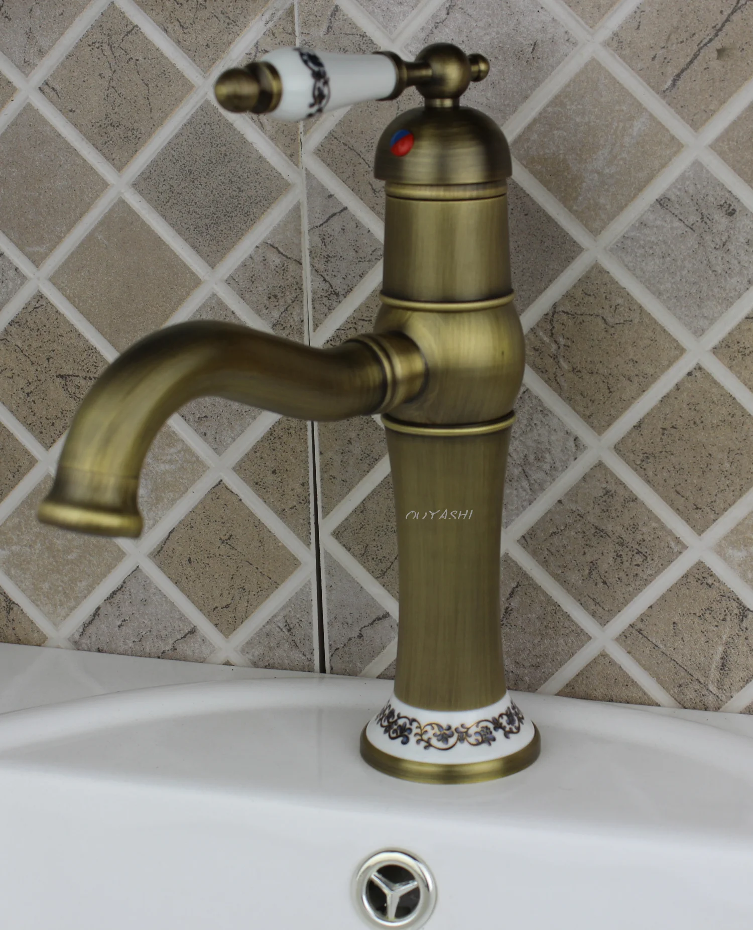 Retro blue and white porcelain copper bathroom single hole basin faucet basin hot and cold faucet outlet pipe can be rotated
Retro blue and white porcelain copper bathroom single hole basin faucet basin hot and cold faucet outlet pipe can be rotated