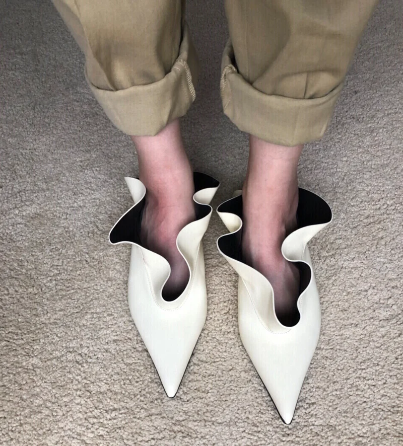 Fashion Ruffles Flat Shoes White Leather Pointy Toe Slingabck Shoes Low Heels Leisure Outside Shoes Women Drop Shipping
Fashion Ruffles Flat Shoes White Leather Pointy Toe Slingabck Shoes Low Heels Leisure Outside Shoes Women Drop Shipping