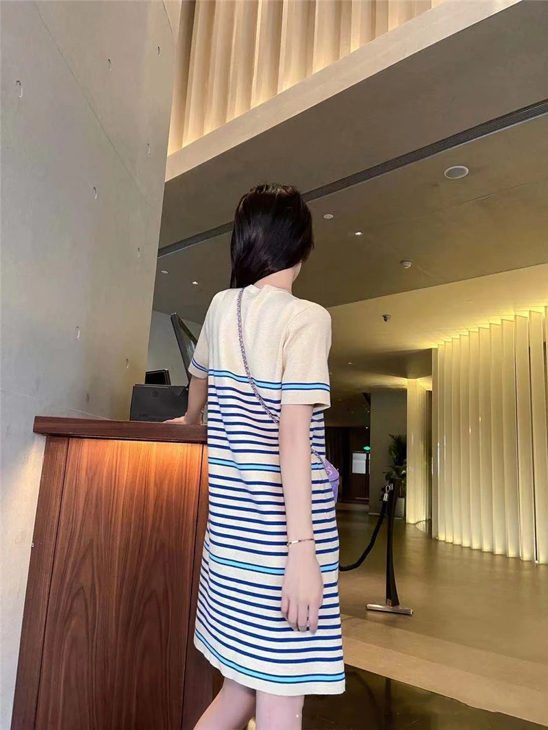 2021 summer new short-sleeved striped dress round neck temperament French small fragrant wind knitted dress women
2021 summer new short-sleeved striped dress round neck temperament French small fragrant wind knitted dress women