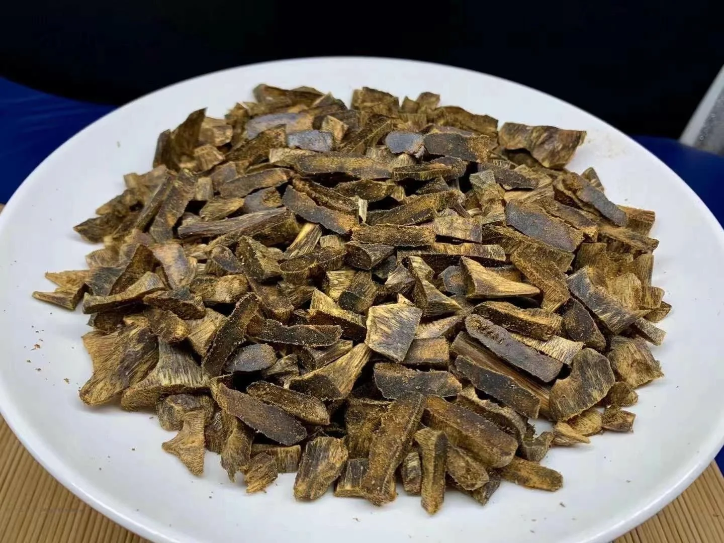 Белая аквилария Crassna, 2 г, масляный блок с погружным деревьем, изысканное сырье, ароматическое сырье с узелком из агара
Белая аквилария Crassna, 2 г, масляный блок с погружным деревьем, изысканное сырье, ароматическое сырье с узелком из агара