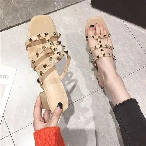 2022 New Summer High Heel Slippers, Women's Middle Heel, Wearing All-Around Web Celebrity Rivet Thick Heel Slippers
2022 New Summer High Heel Slippers, Women's Middle Heel, Wearing All-Around Web Celebrity Rivet Thick Heel Slippers