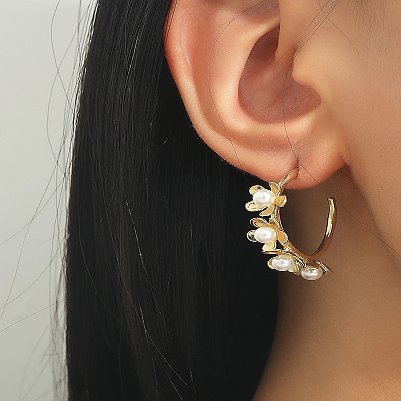 European and American flowers fashion new pearl C earrings jewelry street fashion earrings
European and American flowers fashion new pearl C earrings jewelry street fashion earrings