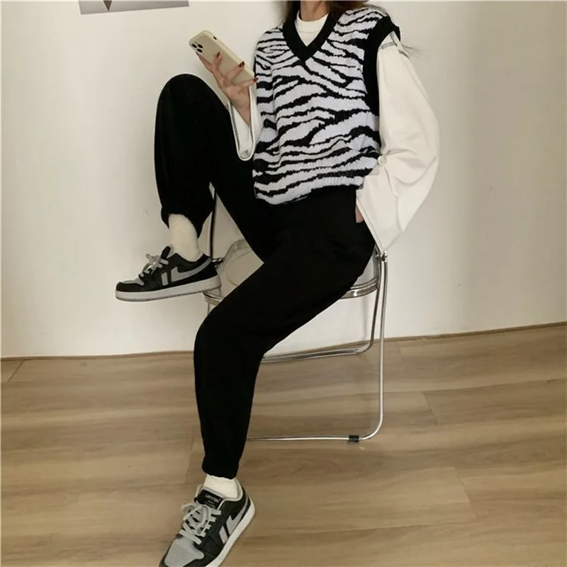 HOUZHOU Gray Jogging Sports Pants For Women Plus Size Sweatpants Women Baggy Korean Style High Waisted Women's Classic Pants
HOUZHOU Gray Jogging Sports Pants For Women Plus Size Sweatpants Women Baggy Korean Style High Waisted Women's Classic Pants