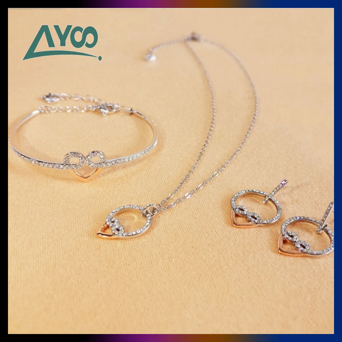 Fashion Jewelry SWA High Quality Exquisite Shiny Crystal Heart-shaped Hollow Out Design Women's Bracelet Necklace Earring Set
Fashion Jewelry SWA High Quality Exquisite Shiny Crystal Heart-shaped Hollow Out Design Women's Bracelet Necklace Earring Set
