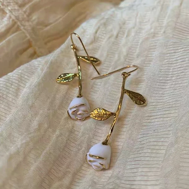 Romantic New White Rose Dangle Earrings for Women Top Designer Creativity Luxury High Quality Jewelry Temperament Accessories
Romantic New White Rose Dangle Earrings for Women Top Designer Creativity Luxury High Quality Jewelry Temperament Accessories