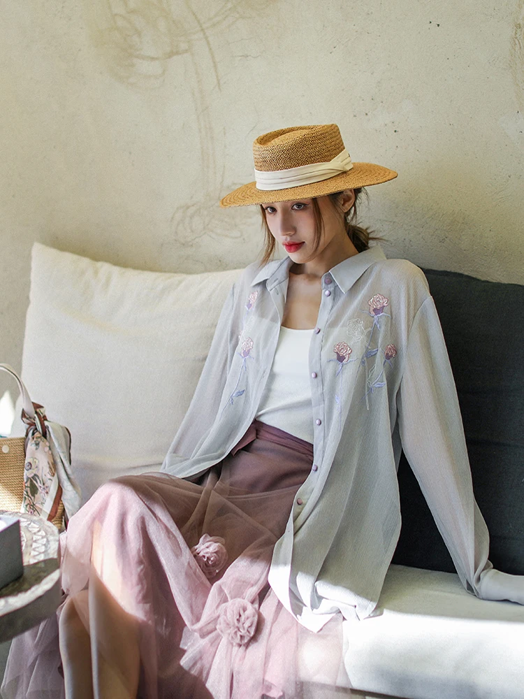 IRINAMS064 весна лето 2021 оригинальный дизайн Новые поступления винтажная прозрачная шифоновая рубашка с вышивкой для женщин
IRINAMS064 весна лето 2021 оригинальный дизайн Новые поступления винтажная прозрачная шифоновая рубашка с вышивкой для женщин