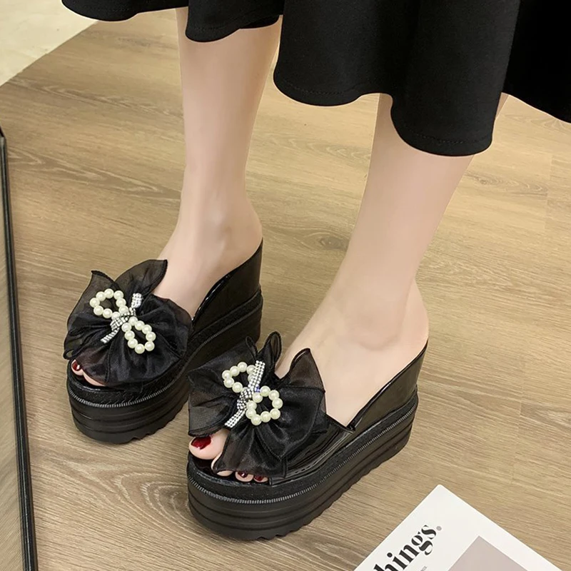 Beach Shoes Woman's Slippers On A Wedge Luxury Slides Heeled Mules String Bead Butterfly-Knot Platform Sabot 2021 Designer High
Beach Shoes Woman's Slippers On A Wedge Luxury Slides Heeled Mules String Bead Butterfly-Knot Platform Sabot 2021 Designer High