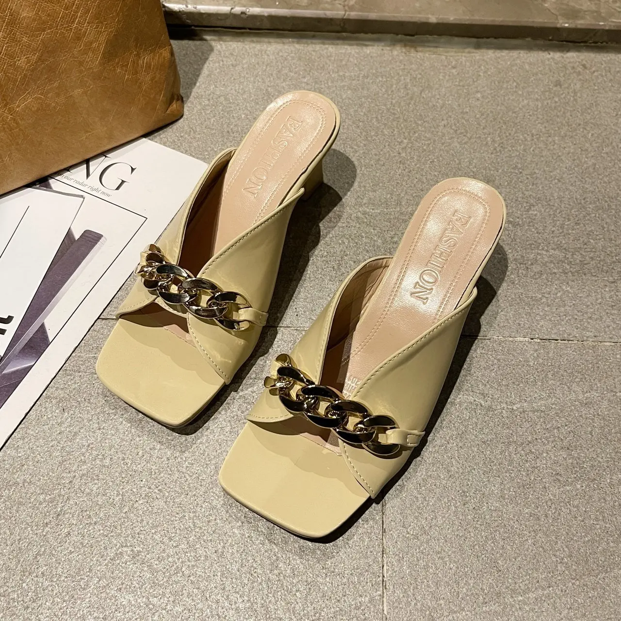 2021 Summer New Women Slippers Metal Chain Roman High Heel Sandals Square Head Open Toe Slippers Outdoor Casual Beach Slides
2021 Summer New Women Slippers Metal Chain Roman High Heel Sandals Square Head Open Toe Slippers Outdoor Casual Beach Slides