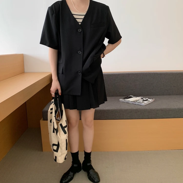 Korejpaa Women Set 2021 Summer Korean Chic Ladies French V-Neck Three-Button Loose Suit Short Jacket High-Waist Pleated Skirt
Korejpaa Women Set 2021 Summer Korean Chic Ladies French V-Neck Three-Button Loose Suit Short Jacket High-Waist Pleated Skirt
