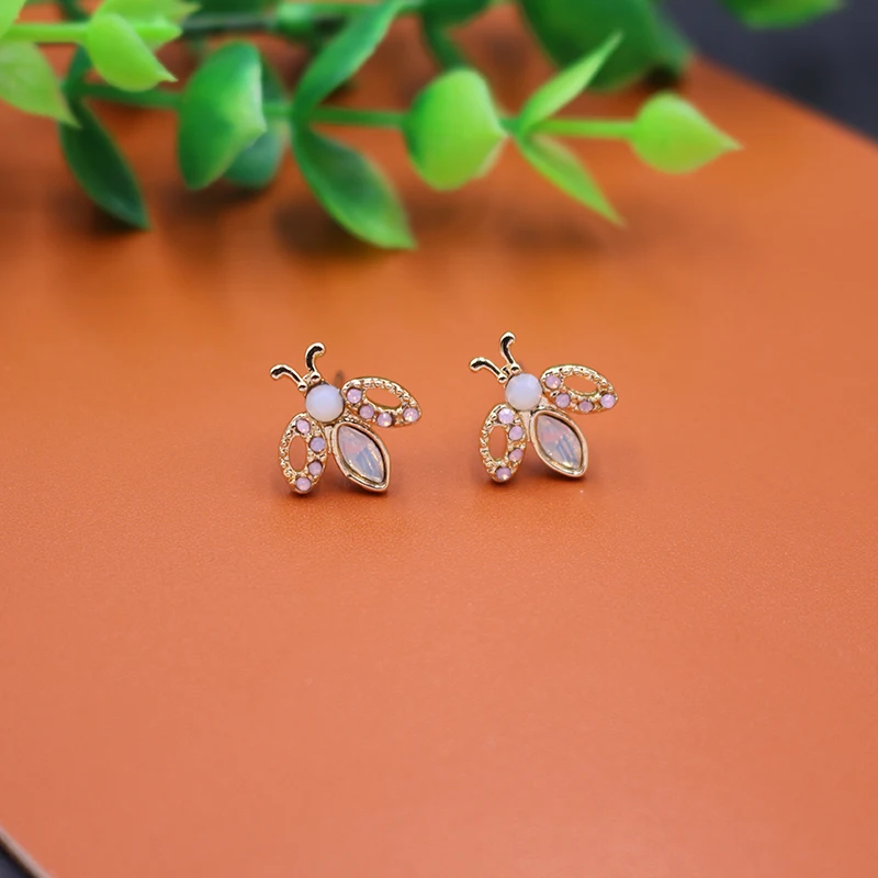 Unique Gold Black Vivid Bees Stud Earrings For Women Gifts Rhinestone Crystal Earrings Insect 2019 New Fashion Jewelry Accessori
Unique Gold Black Vivid Bees Stud Earrings For Women Gifts Rhinestone Crystal Earrings Insect 2019 New Fashion Jewelry Accessori