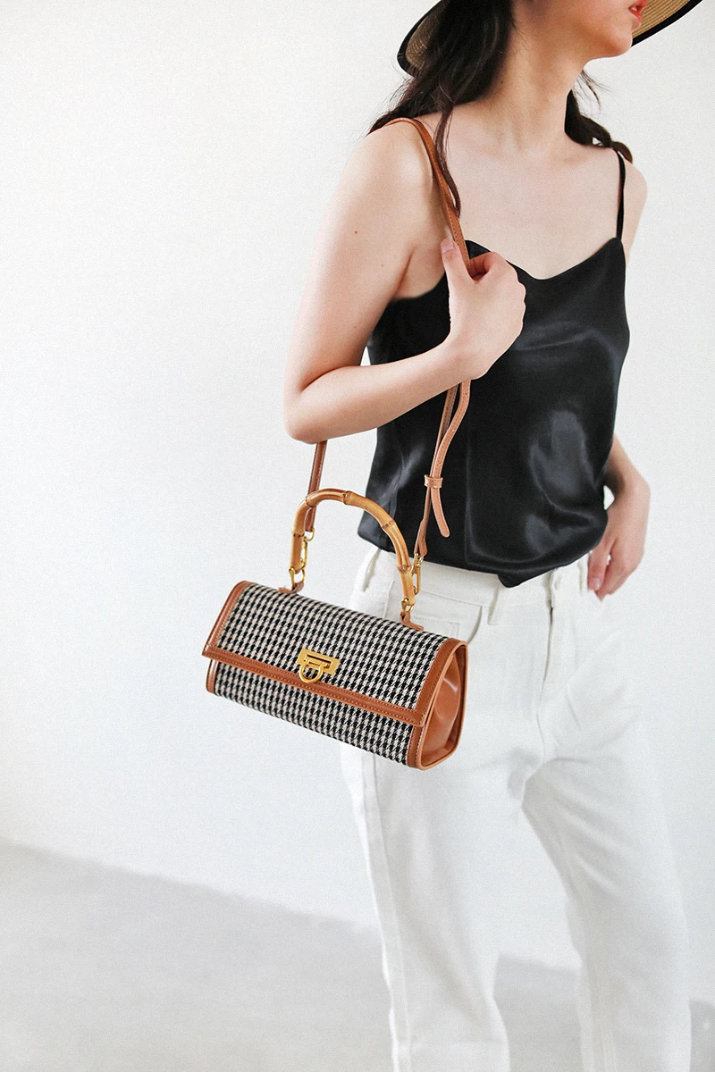 FIRMRANCH Female 2021 High-End Elegant Crocodile Pattern Luxury Brand Bamboo Handle Designer Handbag Houndstooth Crossbody Bag
FIRMRANCH Female 2021 High-End Elegant Crocodile Pattern Luxury Brand Bamboo Handle Designer Handbag Houndstooth Crossbody Bag