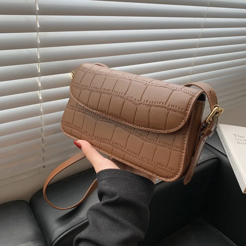 Crocodile skin pattern women's portable diagonal bag large capacity women's shoulder bag 2021 leisure handbag leather messenger
Crocodile skin pattern women's portable diagonal bag large capacity women's shoulder bag 2021 leisure handbag leather messenger