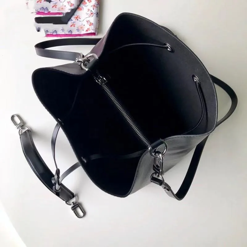 2021 high-end custom luxury brand women's bag with one shoulder and diagonal baPink stitchingck corrugated leather bucket bag
2021 high-end custom luxury brand women's bag with one shoulder and diagonal baPink stitchingck corrugated leather bucket bag