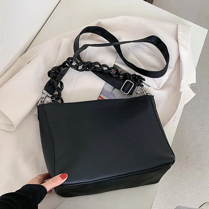 Chain Design Women Shoulder Bags Large Capacity Ladies Handbags Brand Design Armpit Bag 2021 New Big Totes Lady Messenger Bags 
Chain Design Women Shoulder Bags Large Capacity Ladies Handbags Brand Design Armpit Bag 2021 New Big Totes Lady Messenger Bags