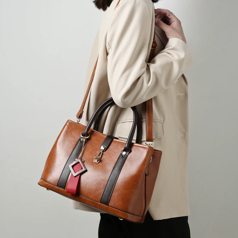 2020 New Ladies Fashion Handbags Turn Lock Casual Women Shoulder Bag Panelled High Quality Lady Bag Classic Elegant Tote Bag
2020 New Ladies Fashion Handbags Turn Lock Casual Women Shoulder Bag Panelled High Quality Lady Bag Classic Elegant Tote Bag