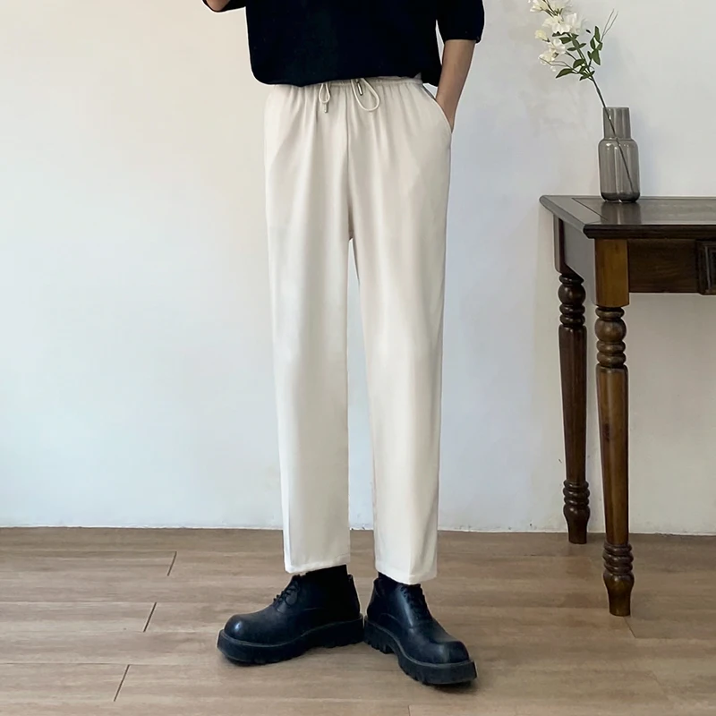 Костюм брючный мужской с поясом на резинке, элегантный приталенный силуэт, белый/черный, на лето
Костюм брючный мужской с поясом на резинке, элегантный приталенный силуэт, белый/черный, на лето