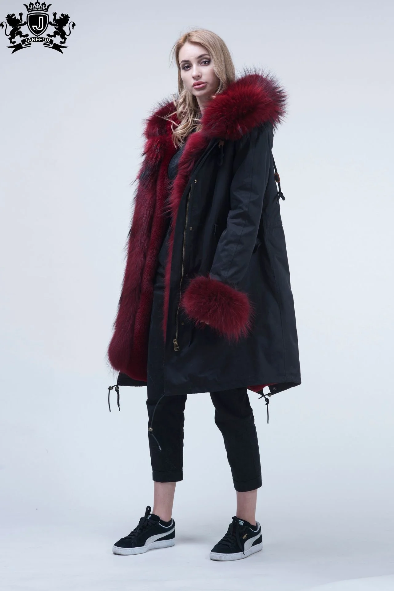 Fashionable long style overcomes raccoon dog hair, large wool collar placket and detachable cuffs
Fashionable long style overcomes raccoon dog hair, large wool collar placket and detachable cuffs
