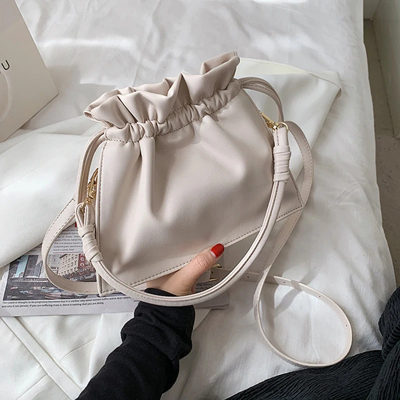 Summer bag female niche design 2021 new trend simple and fashionable lotus leaf all-match messenger bag portable bucket bag
Summer bag female niche design 2021 new trend simple and fashionable lotus leaf all-match messenger bag portable bucket bag