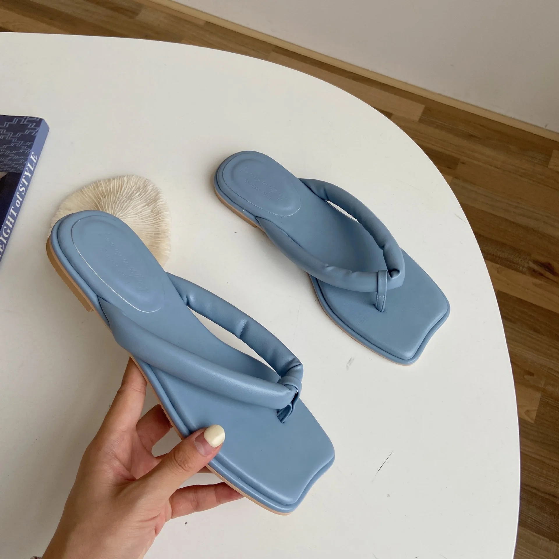 Shoes Woman 2021 Slippers Flat Shale Female Beach Transparent Heel Low Pantofle Rubber Flip Flops Sabot New Hawaiian Fretwork Sl
Shoes Woman 2021 Slippers Flat Shale Female Beach Transparent Heel Low Pantofle Rubber Flip Flops Sabot New Hawaiian Fretwork Sl