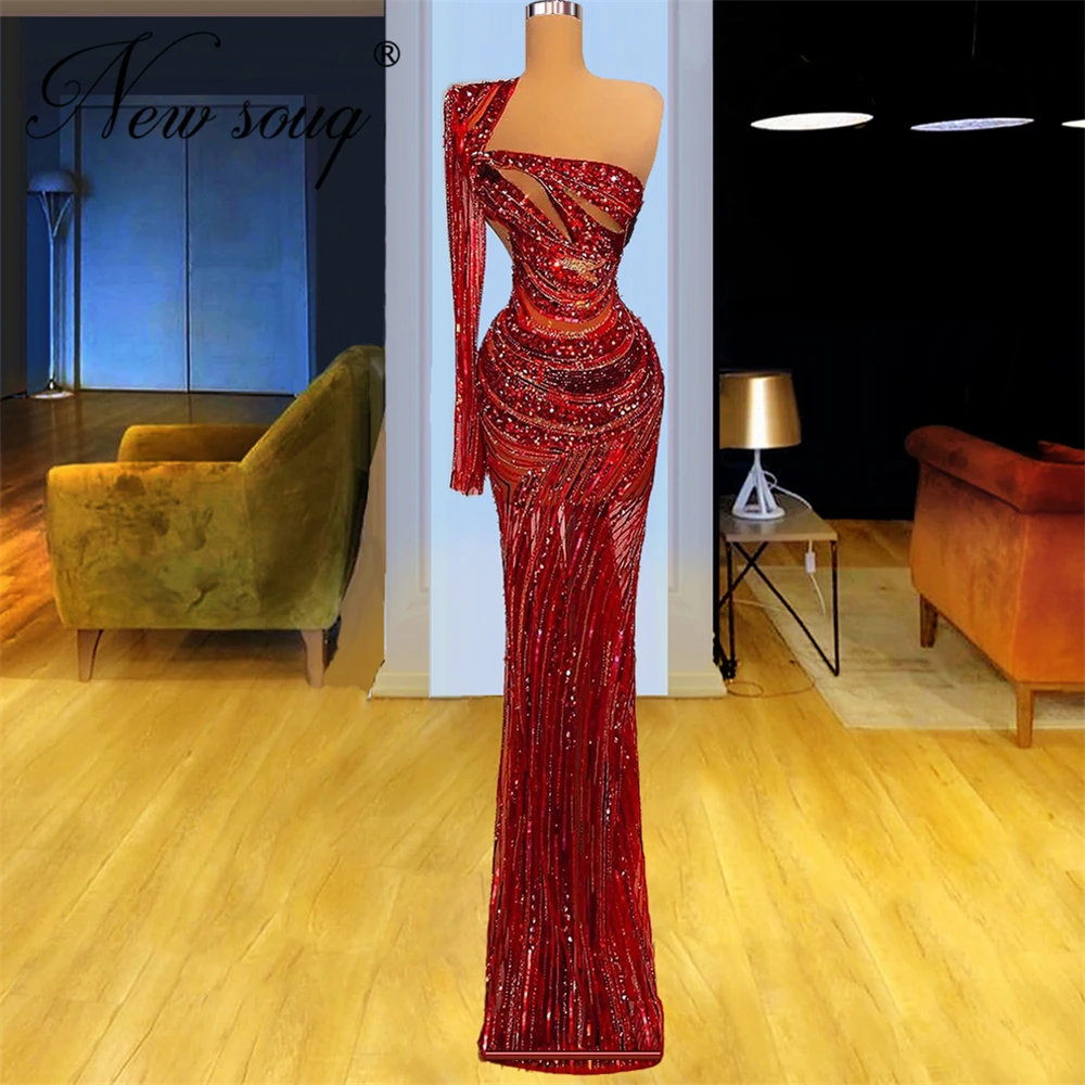 Женское длинное вечернее платье с одним открытым плечом
Женское длинное вечернее платье с одним открытым плечом