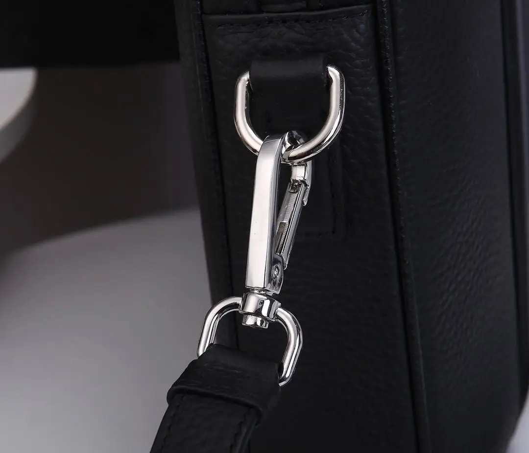 2021 Unisex Leather Black Designer Briefcase High Quality Large Capacity Laptop Bag Retro Fashion Waterproof Handbag Office
2021 Unisex Leather Black Designer Briefcase High Quality Large Capacity Laptop Bag Retro Fashion Waterproof Handbag Office