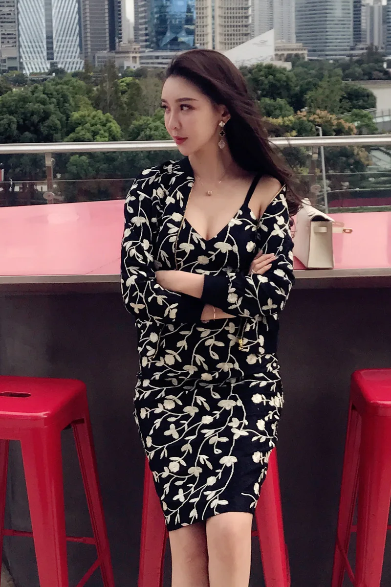 New Elegant Black Silver Silk Embroidered Baseball Slim Sling Dress Fashion
New Elegant Black Silver Silk Embroidered Baseball Slim Sling Dress Fashion