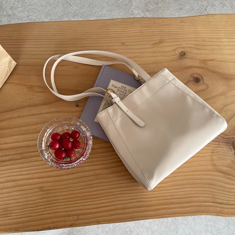 Solid Color Women Travel Handbags Large Capacity Ladies Casual Tote for Shopping Soft PU Leather Female Shoulder Underarm Bags
Solid Color Women Travel Handbags Large Capacity Ladies Casual Tote for Shopping Soft PU Leather Female Shoulder Underarm Bags