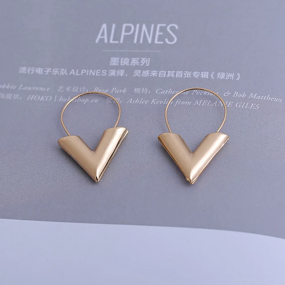 New Arrivals Exquisite Stereoscopic V Pattern Stud Earrings for Women Top Quality High Quality Alloy Earrings Piercing Jewelry
New Arrivals Exquisite Stereoscopic V Pattern Stud Earrings for Women Top Quality High Quality Alloy Earrings Piercing Jewelry
