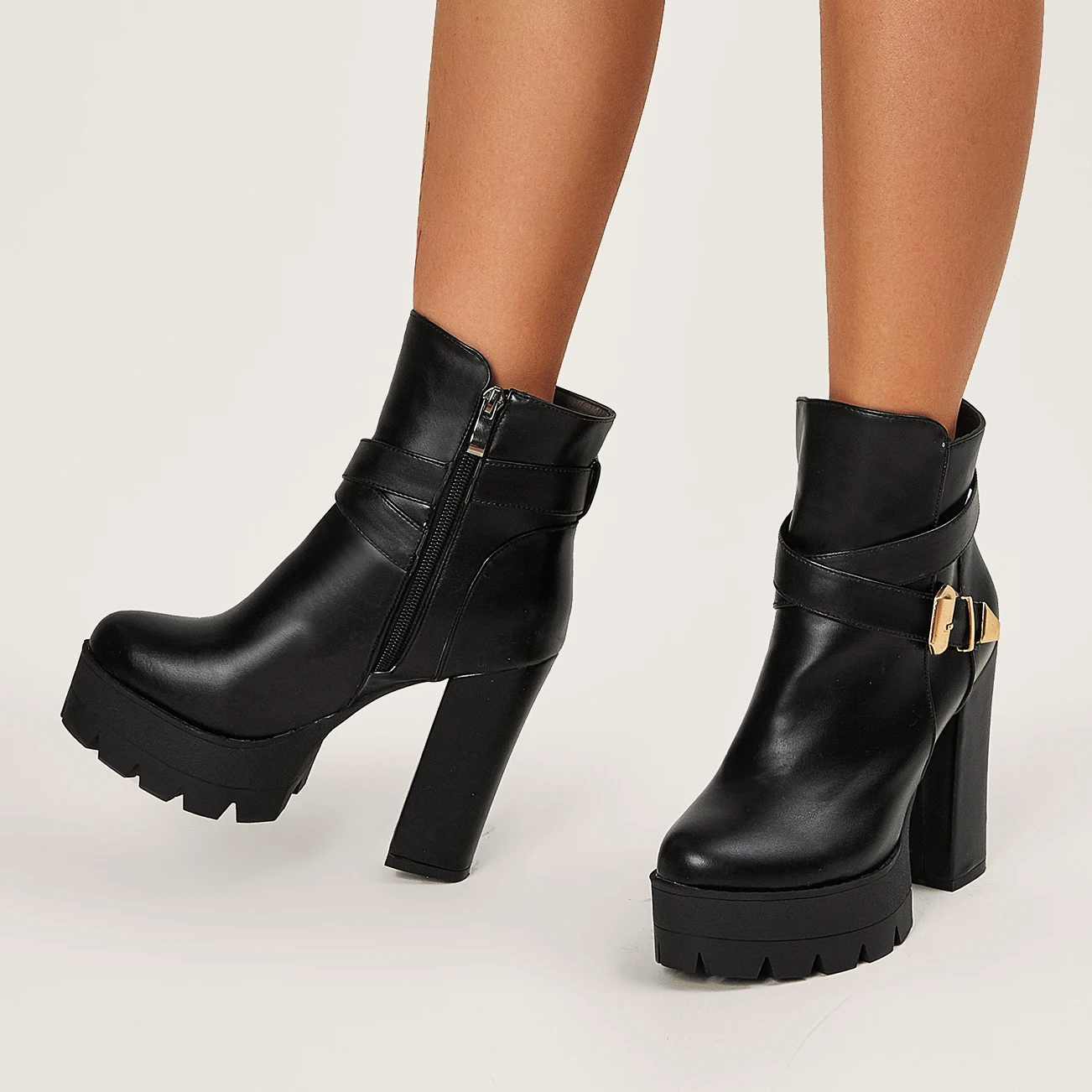 Super High Thick Heel Waterproof Platform PU Short Boots Metal Decoration Cross Belt Buckle High Square Heel Ankle Boots
Super High Thick Heel Waterproof Platform PU Short Boots Metal Decoration Cross Belt Buckle High Square Heel Ankle Boots
