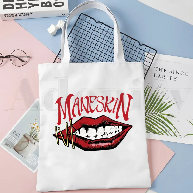 Сумка на плечо Maneskin женская с граффити, повседневная холщовая саквояж в стиле хип-хоп, для отдыха и улицы, элегантный чемоданчик для покупок
Сумка на плечо Maneskin женская с граффити, повседневная холщовая саквояж в стиле хип-хоп, для отдыха и улицы, элегантный чемоданчик для покупок