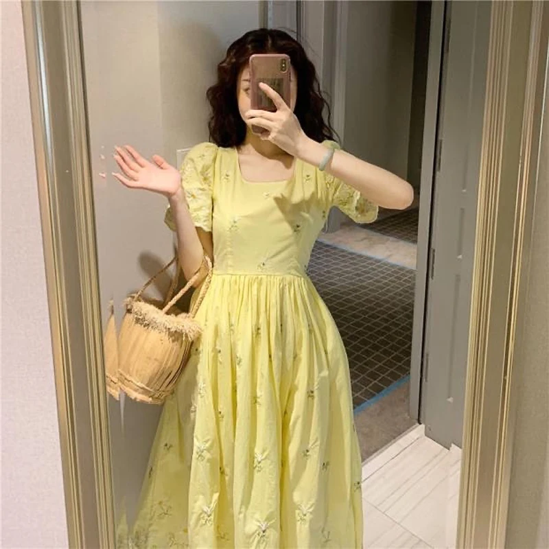 Женское платье с квадратным воротником и цветочной вышивкой в стиле ретро
Женское платье с квадратным воротником и цветочной вышивкой в стиле ретро